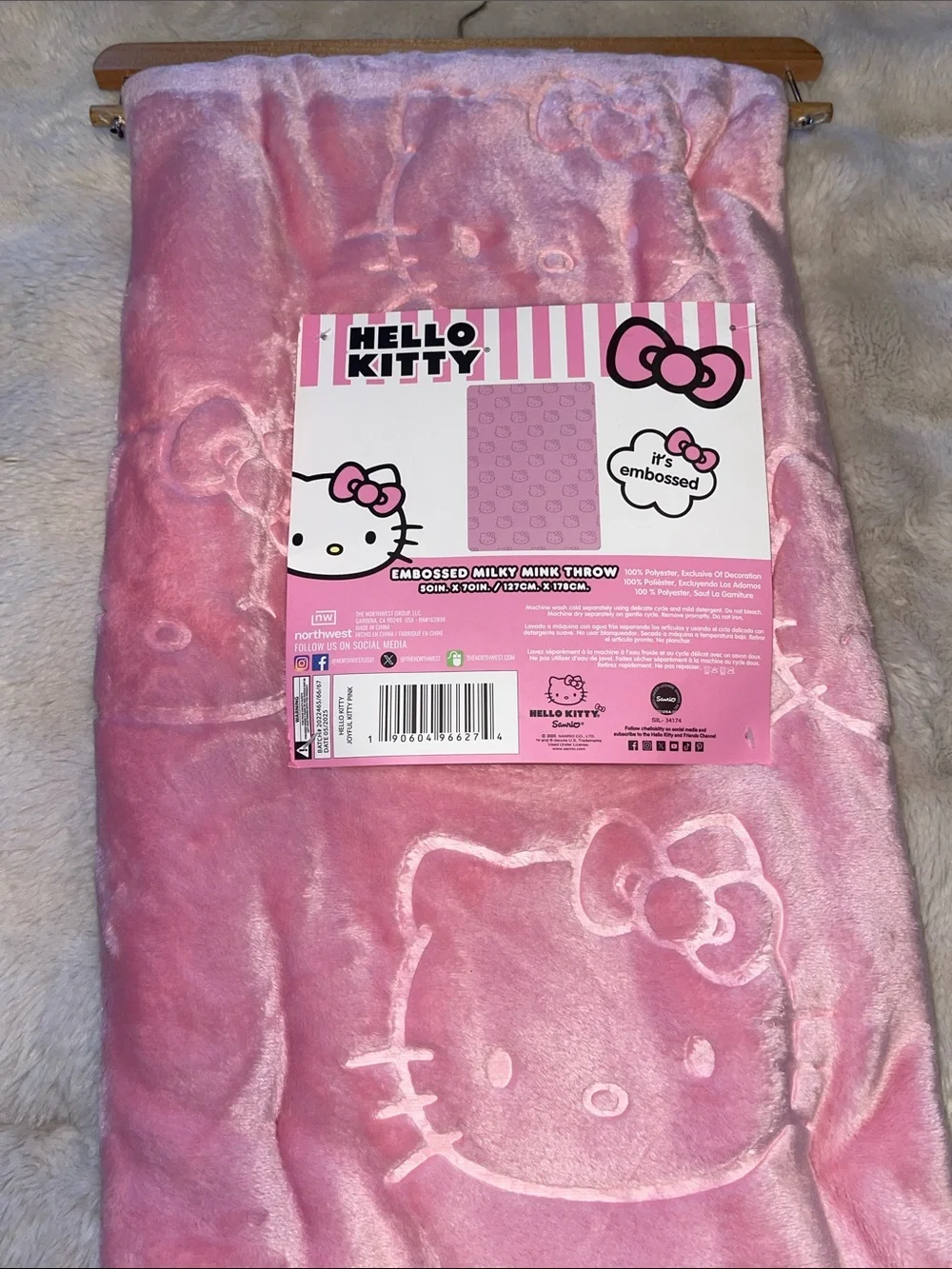 ❤️NEW!!!❤️ Hello Kitty Pink Embossed Milky Mink Throw Blanket.